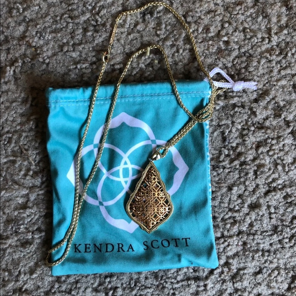 Kendra Scott necklace
